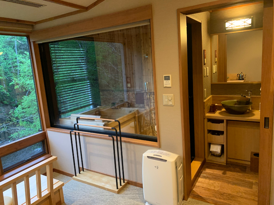 ラビスタ阿寒川の洗面スペースと客室のお風呂(温泉)