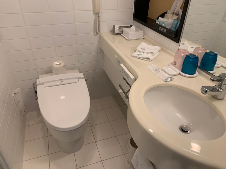 JRタワーホテル日航札幌の洗面スペースとトイレ
