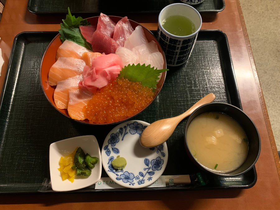 みなと食堂の海鮮丼